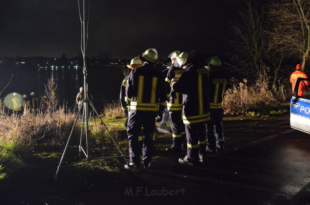 Einsatz BF Koeln PKW im Rhein Mondorf Hersel P030.JPG